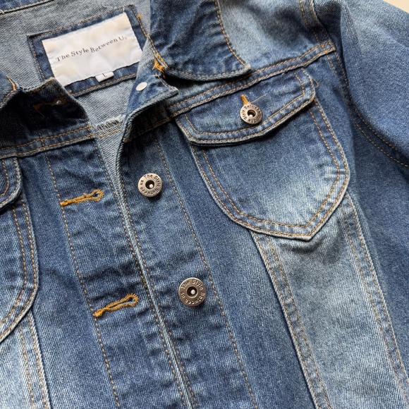 The Style Between Us Cropped Jean Jacket Size L - Picture 5 of 14